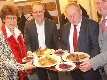 MdL Susann Biedefeld zusammen mit (von links) Markus Rinderspacher, dem Vorsitzenden der SPD-Landtagsfraktion, sowie den Landtagsabgeordneten Klaus Adelt und Christoph Rabenstein. Foto: Matthias Einwag