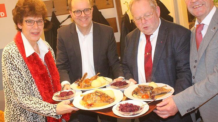 MdL Susann Biedefeld zusammen mit (von links) Markus Rinderspacher, dem Vorsitzenden der SPD-Landtagsfraktion, sowie den Landtagsabgeordneten Klaus Adelt und Christoph Rabenstein. Foto: Matthias Einwag