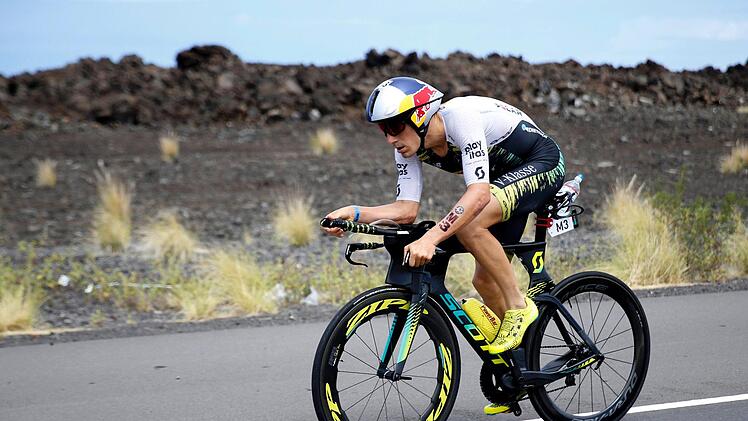 Titelmitfavorit Sebastian Kienle musste nach einem verkorksten Radrennen mit Plattfuß beim Marathon mit Achillessehnenproblemen aufgeben. Foto: Marco Garcia/dpa