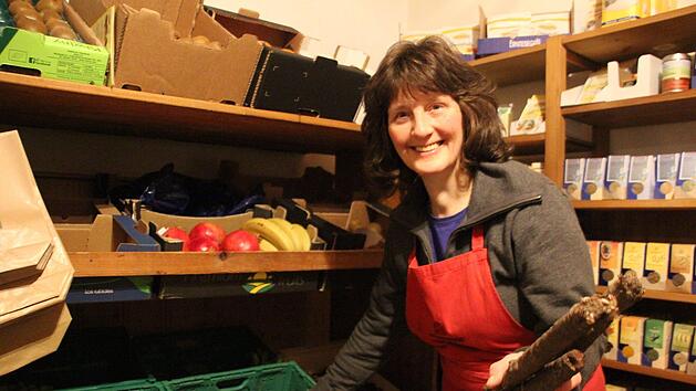 Wird die Schwarzwurzel aus dem Boden gezogen, muss sie noch von der Erde befreit werden, bevor sie in den Hofladen von Marianne Baier kommt. Foto: Veronika Schadeck