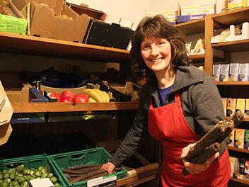 Wird die Schwarzwurzel aus dem Boden gezogen, muss sie noch von der Erde befreit werden, bevor sie in den Hofladen von Marianne Baier kommt. Foto: Veronika Schadeck