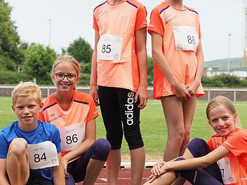 Von links: Moritz Füller (1. Platz Hochsprung), Antonia Haas (2. Platz Weitsprung und 50m), Anne Granich (1. Platz Hochsprung), Sara Schmitt (3. Platz Wurf), Katharina Haas (3. Platz Hochsprung) Alle Mädels 3. Platz Staffel. Alle Teilnehmer M/W10. Foto: Katharina Fröhlich