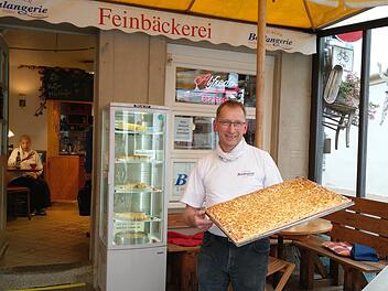 Armin Baumeister mit frischem Zwiebelkuchen vor der Boulangerie. Zum Jahresende hört er hier auf.