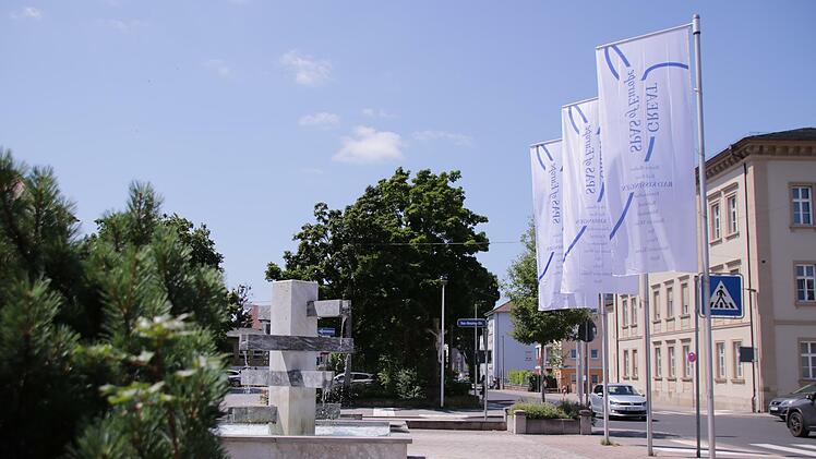 Bisher hatte der Platz an der Amtsgerichtskreuzung zwar Brunnen und Fahnen, aber keinen Namen. Künftig heißt er "Platz der Städtepartnerschaften".