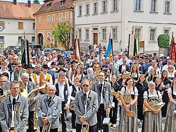Der Festzug mit 19 Gruppen war der absolute Höhepunkt der Jubiläumsfeier der Jugendblaskapelle.