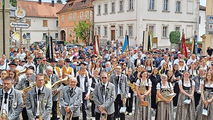 Der Festzug mit 19 Gruppen war der absolute Höhepunkt der Jubiläumsfeier der Jugendblaskapelle.
