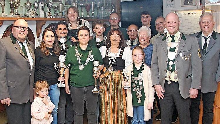 Die Majest&auml;ten, Vereinsmeister und Pokalgewinner der Gro&szlig;enbucher Sch&uuml;tzen.