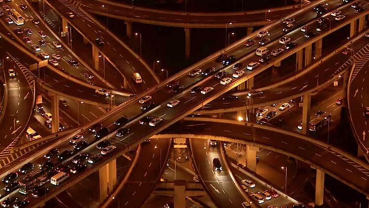 Ein Autobahnkreuz, wie man es heute in jeder modernen Stadt findet: Die Doku "Die Geschichte des Automobils" liefert nicht nur viele Informationen, sondern auch zahlreiche eindrucksvolle Bilder.
