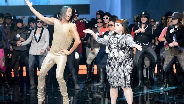 Der kubanische Choreograf Jorge Gonzalez und die US-amerikanische S&auml;ngerin Beth Ditto von der Band Gossip stehen am 03.11.2012 in der ZDF-Show &laquo;Wetten, dass..?&raquo; in der &Ouml;VB-Arena in Bremen bei der Stadtwette auf der B&uuml;hne. Foto: Sascha Baumann/ZDF/dpa