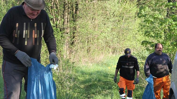 Robert Dütsch (links) und die Männer von der Soldatenkameradschaft finden, dass die Verschmutzung ein bisschen weniger geworden ist.