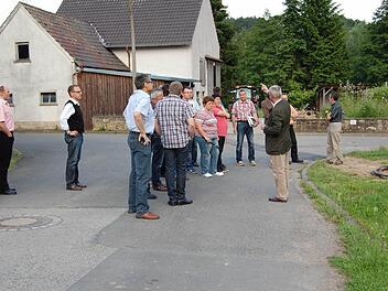 Über den Zustand der Straße "Hinter der Mauer" informierten sich die Räte vor Ort. Foto: Günther Straub