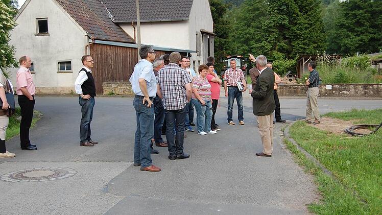 Über den Zustand der Straße "Hinter der Mauer" informierten sich die Räte vor Ort. Foto: Günther Straub