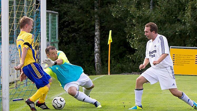 Gelungen ist der Saisonauftakt für den FC Mitwitz II, der als erste Mannschaft aus dem Landkreis Kronach in der Kreisklasse 1 Coburg antritt. Beim 3:1-Sieg in Ketschenbach sorgte André Schicker (rechts) für die ersten beiden Treffer der Steinachtaler. Foto: Albert Hochstädter