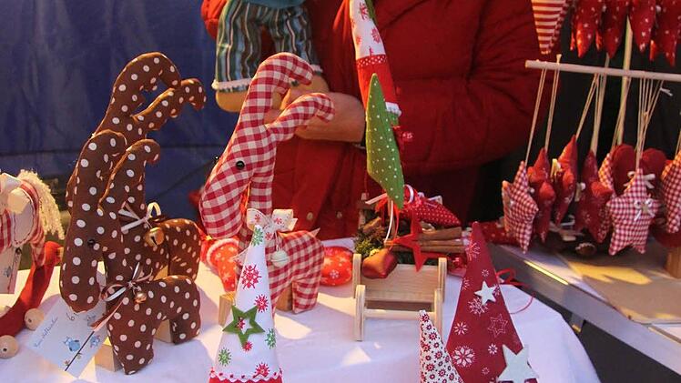 Rosemarie Pfaffenberger näht Deko im skandinavischen Stil. Foto: Sonja Adam