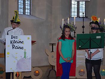 Die Theatergruppe der Realschule zeigte in der Christuskirche "Der kleine Prinz". Fotos: Heike Schülein
