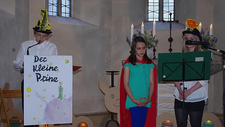 Die Theatergruppe der Realschule zeigte in der Christuskirche "Der kleine Prinz". Fotos: Heike Schülein