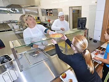 Mahlzeit: Essensausgabe in der neuen Hallstadter Schulmensa. Foto: Ronald Rinklef