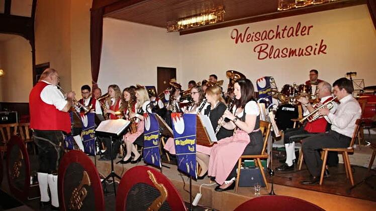 Auf der Bühne die Sternberger Musikanten, auch wenn die Schrift an der Wand etwas anderes aussagt, gefielen unter Leitung von Adolf Müller (links) mit ihren traditionell böhmischen Weisen. Foto: Helmut Will