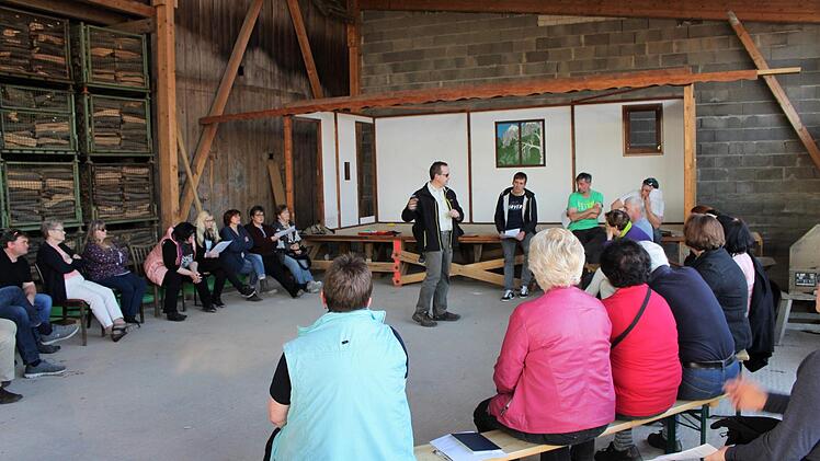 Die Theaterbühne für das große Festwochenende zum 700-jährigen Bestehen von Detter ist aufgestellt und die Organisationsteams besprechen letzte Einzelheiten. Für den Fall, dass es regnet, kann die Feier in die Halle verlegt werden.  Foto: Julia Raab