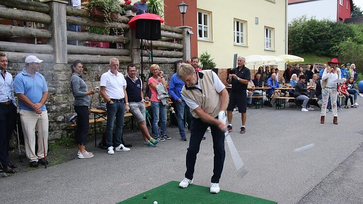 Werner Roos beim Abschlag Foto: Michael Stelzner