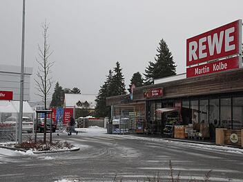 Im Gemeinderat von Altenkunstadt mehren sich die Stimmen, eine Ladestation für Elektrofahrzeuge zu bauen. Ein möglicher Standort wäre der REWE-Parkplatz. Stephan Stöckel