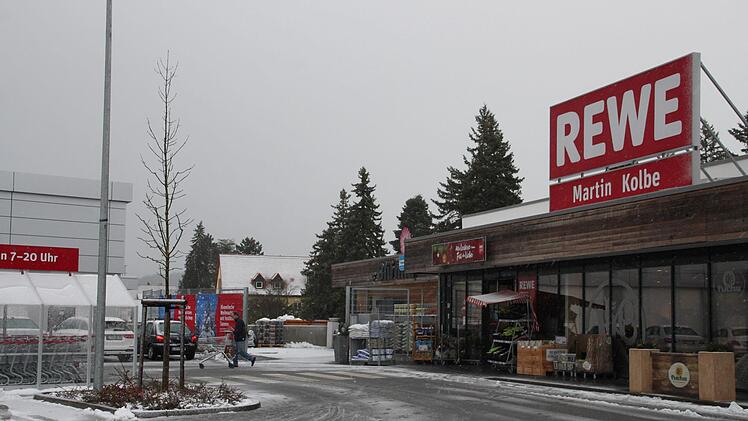 Im Gemeinderat von Altenkunstadt mehren sich die Stimmen, eine Ladestation für Elektrofahrzeuge zu bauen. Ein möglicher Standort wäre der REWE-Parkplatz. Stephan Stöckel