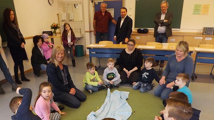 Bevor die Experimente beginnen, sitzen die Kinder im Kreis und sprechen &uuml;ber die Themen.