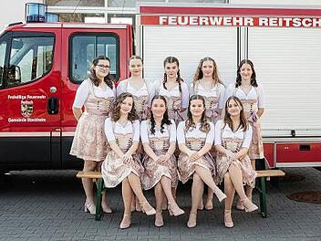 Die Festdamen der Feuerwehr Reitsch.