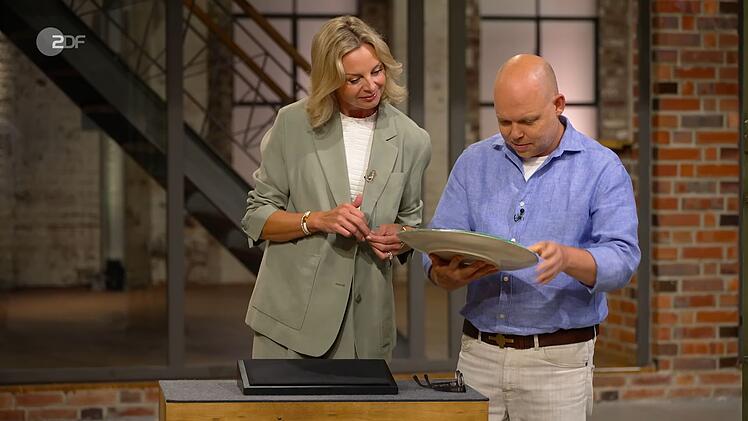 Begeistert musterten Susanne Steiger und Benjamin Leo Leo den Teller im H&auml;ndlerraum.
