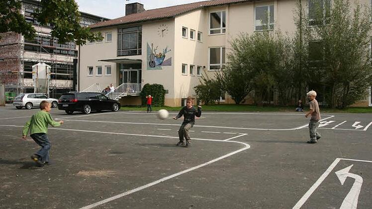Der Mittelbau der Grund- und Mittelschule Küps (im Hintergrund) muss saniert werden. Foto: Archiv/Barbara Herbst