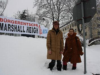 Selbst das größte Schneetreiben konnte Jutta Heinlein und Renate Haass nicht schrecken.  Foto: Fuchs