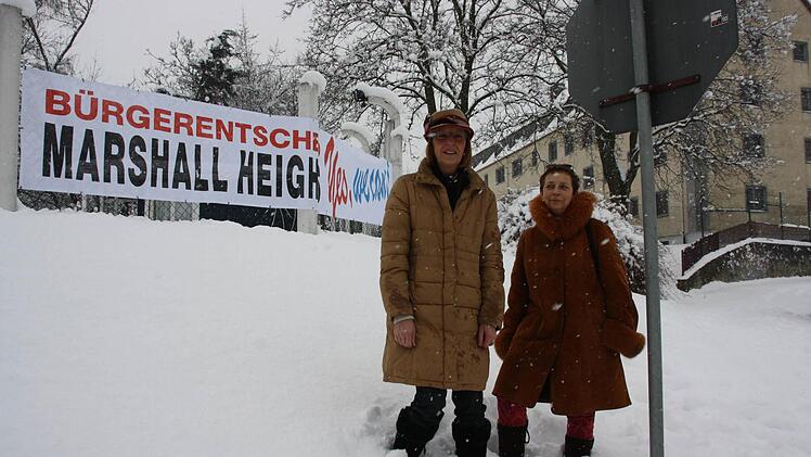 Selbst das größte Schneetreiben konnte Jutta Heinlein und Renate Haass nicht schrecken.  Foto: Fuchs