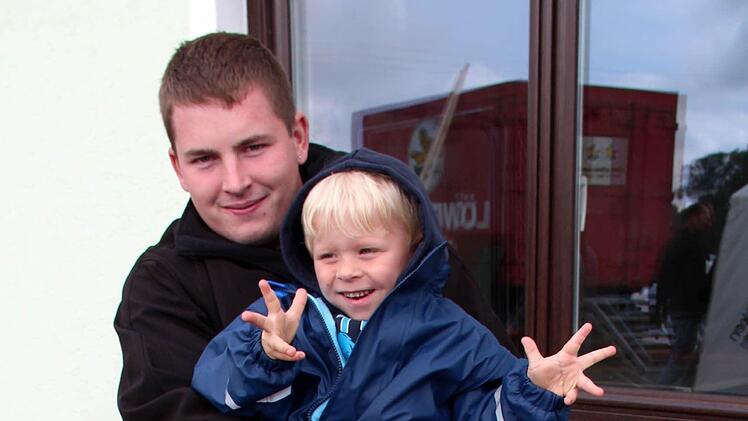 Nicklas, hier mit Jugendwart Stefan, wollte einen Hai fangen. Foto: Johanna Blum