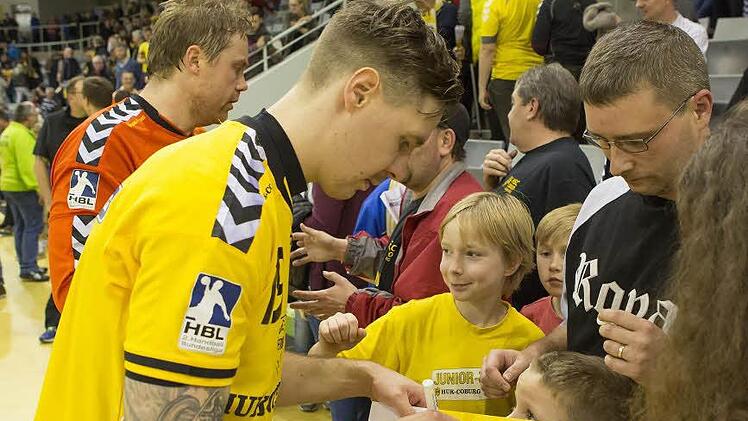 Die Fans in der HUK-Arena dürfen sich auf zwei weitere Jahre mit Steffen Coßbau freuen. Der Linksaußen des HSC 2000 Coburg hat seinen Vertrag verlängert. Foto: CT-Archiv