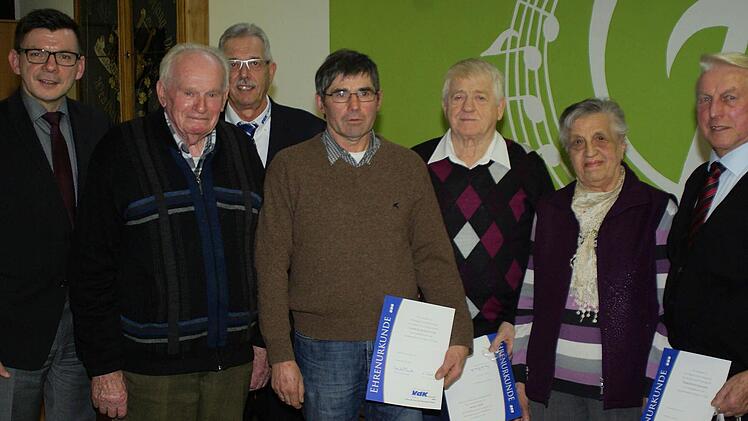 Bürgermeister Armin Warmuth (links) und Vize-Vorsitzender Georg Väth (3. von links) dankten für die Treue zum VdK Hammelburg mit Urkunden (von links): Ludwig Seuffert, Ludwig Hofstetter, Karl Ockl, Elisabeth Webert und Karlheinz Kossorz. Foto: Winfried Ehling