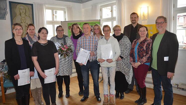 Die erfolgreichen Absolventen der Weiterbildung zur Fachkraft für gerontopsychiatrische Pflege und Betreuung mit (von rechts) Kursleiter Norbert Grundhöfer, den Dozenten Brigitta Krieger und Mathias Lau sowie Caritas-Geschäftsführerin Cornelia Thron  Foto: Karl-Heinz Hofmann