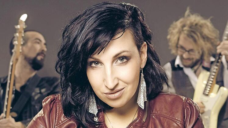 Jessy Martens ist die Senkrechtstarterin in der deutschen Bluesrockszene. Die mit Preisen ausgezeichnete Sängerin lässt am Mittwoch, 11. Januar, um 20 Uhr im Lichtenfelser Stadtschloss ihre tiefschwarze Röhre erklingen.  Foto: privat