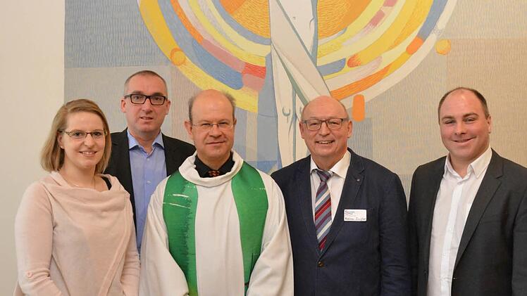 Zur Einführung von Pfarrer Matthieas Karwath gratulieren von links: Anna Maria Göpfert (zuständig für Gästemanagement im Reha- und Präventionszentrum Bad Bocklet), 2. Bürgermeister Andreas Sandwall, Pfarrer Matthias Karwath, Pastoralreferent Rainer Ziegler, Uli Dickas (Direktor Caritas-Kurhaus Bad Bocklet). Foto: Björn Hein
