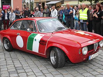 Ein Alfa Romeo lässt das Herz jedes Italieners und jedes Italien-Fans höher schlagen: Auch die Organisatoren der italienischen Nacht, Ermanno und Anka Lubiato, waren begeistert. Foto: Sonny Adam