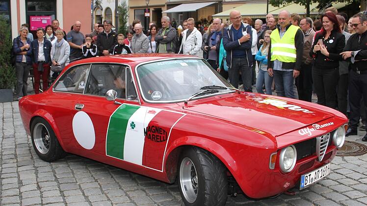 Ein Alfa Romeo lässt das Herz jedes Italieners und jedes Italien-Fans höher schlagen: Auch die Organisatoren der italienischen Nacht, Ermanno und Anka Lubiato, waren begeistert. Foto: Sonny Adam