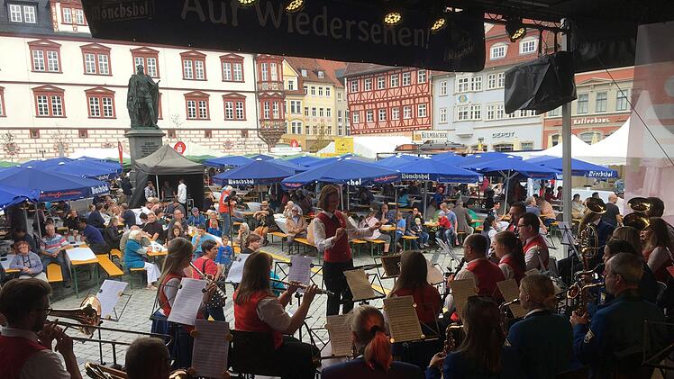 Der Musikverein Stadt Rödental unterhielt die Gäste des Coburger Klößmarkts nach dem Mittagessen am Samstag. Foto: Jochen Berger