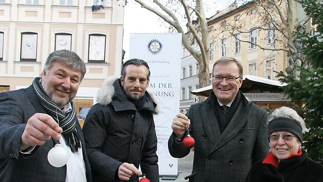 Klaus Stieringer, Rotary-Pr&auml;sident Johannes Schulz-Hess, OB Andreas Starke und Michaela Revelant von der Bamberger Tafel Foto: p