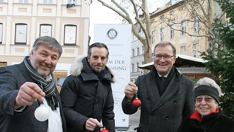 Klaus Stieringer, Rotary-Pr&auml;sident Johannes Schulz-Hess, OB Andreas Starke und Michaela Revelant von der Bamberger Tafel Foto: p