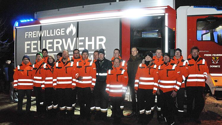 Die Floriansjünger mit Bürgermeister Holger Bezold vor dem neuen Fahrzeug LF 10 Foto: Karl Heinz Wirth