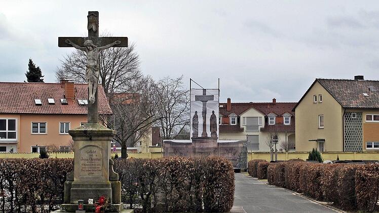 Auf dem Friedhof findet das Ehrenmal einen neuen Platz, im Bild die  Montage mit  Fotoplanen.Foto: Stadt Hallstadt