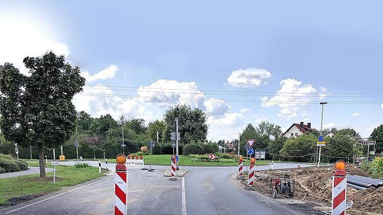 Der Kreisverkehr in Hirschaid wird am Monatg zur Baustelle. Die Verbindung Ostugehung - Industriestraße bleibt aber möglich. Foto: Landratsamtsamt Bamberg/Grafik: Franziska Schäfer