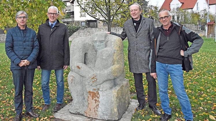Das Kulturforum Haßfurt übergab die Skulptur "Der Hockende" des Künstlers Gerhard Nerowski der Öffentlichkeit, die an der Mainlände westlich des Parkplatzes am Tränkberg in Haßfurt den Beginn eines Skulpturenwegs markiert. Unser Bild zeigt (von links) den Sponsor Peter Kuhn (Firma BaurConsult), Bürgermeister Günther Werner, den Vorsitzenden des Kulturforums, Horst Hofmann, sowie Gerhard Nerowski.  Foto: Ulrike Langer