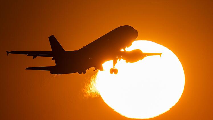 Fliegen wird bald deutlich teurer: Bundesregierung mit schlechten Nachrichten für Urlauber