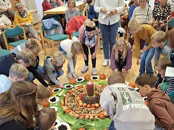 Jeweils eine Handvoll Erde wurde um die schön drapierten Früchte gelegt.