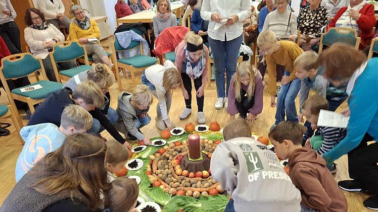 Jeweils eine Handvoll Erde wurde um die schön drapierten Früchte gelegt.